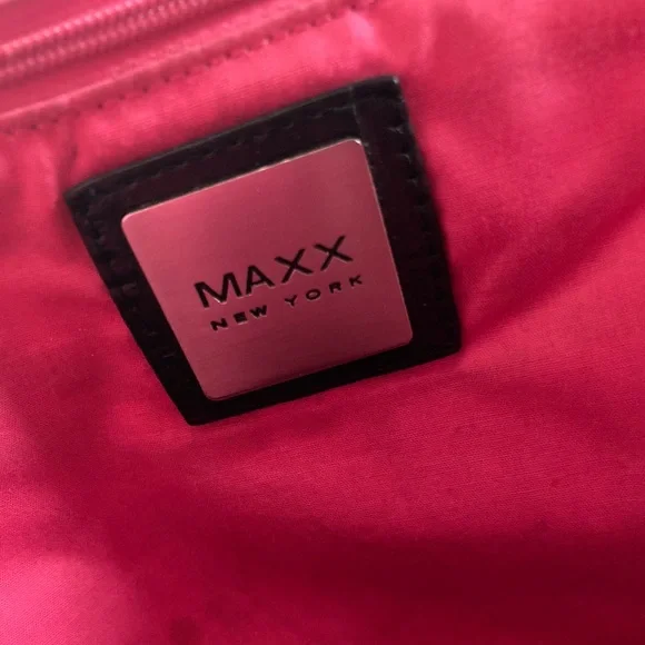 Elegant Black Croc-Embossed leather purse - Picture 11 of 15